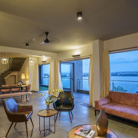 Grey Stone - Lakefront Penthouse Family Rooms Kolhapur Exteriör bild