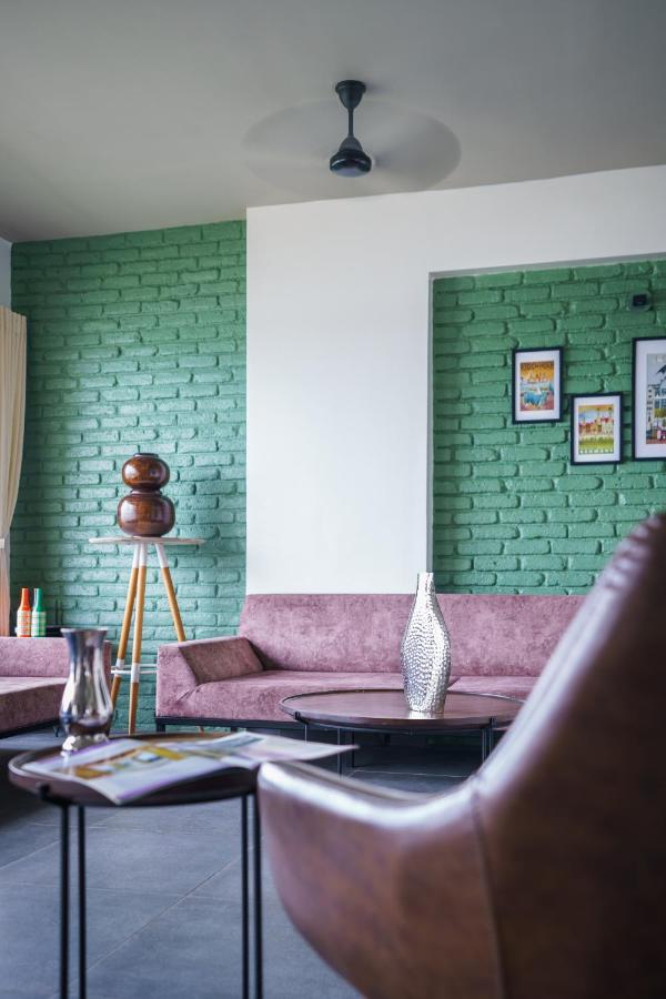 Grey Stone - Lakefront Penthouse Family Rooms Kolhapur Exteriör bild