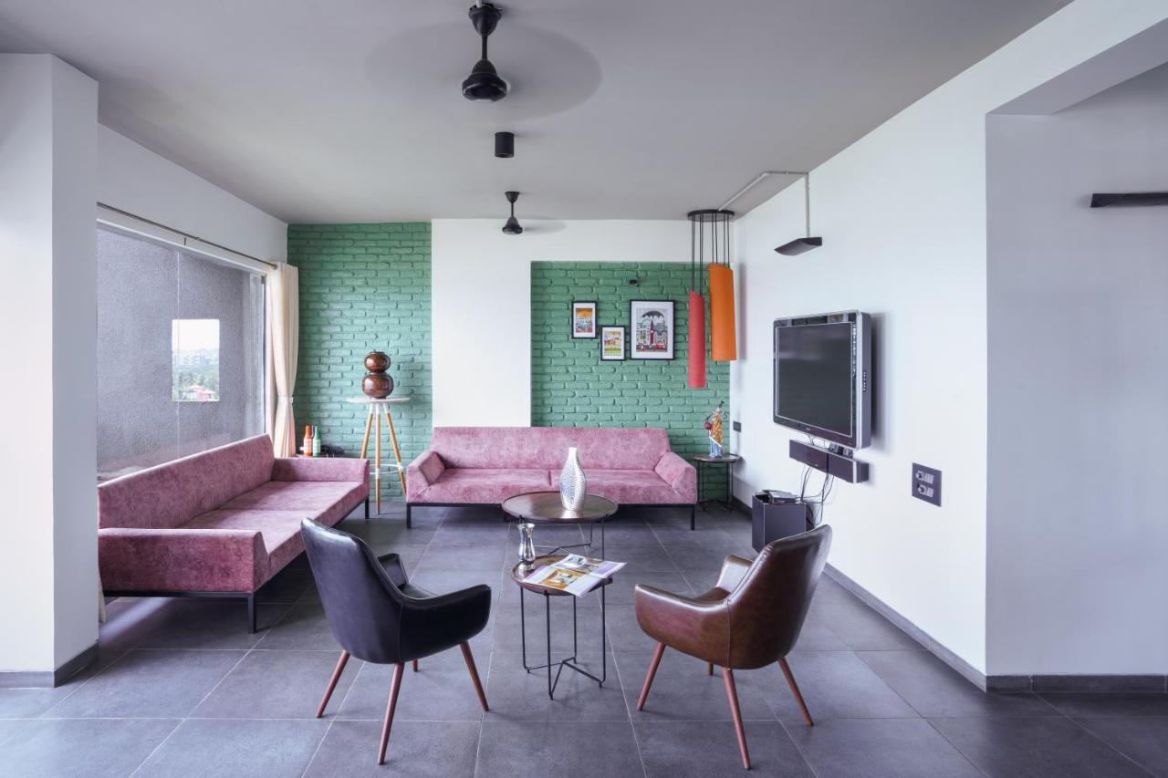 Grey Stone - Lakefront Penthouse Family Rooms Kolhapur Exteriör bild