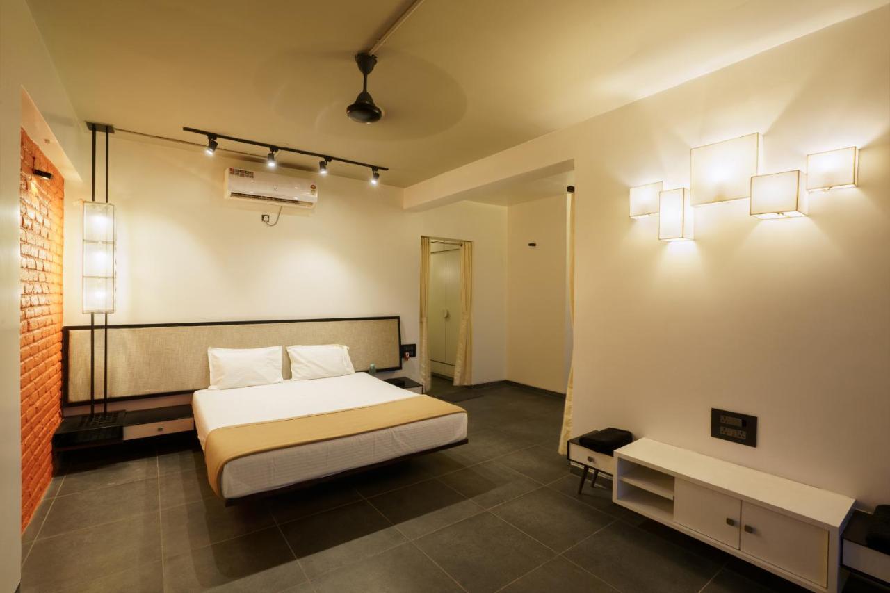 Grey Stone - Lakefront Penthouse Family Rooms Kolhapur Exteriör bild