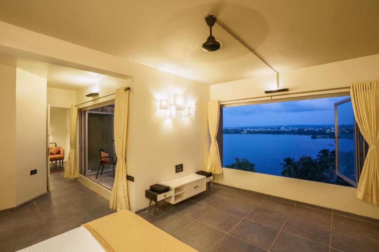 Grey Stone - Lakefront Penthouse Family Rooms Kolhapur Exteriör bild