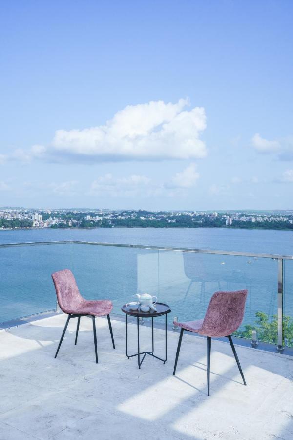 Grey Stone - Lakefront Penthouse Family Rooms Kolhapur Exteriör bild