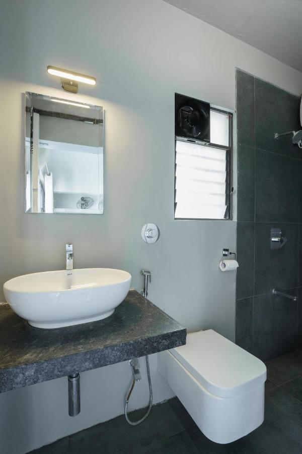 Grey Stone - Lakefront Penthouse Family Rooms Kolhapur Exteriör bild