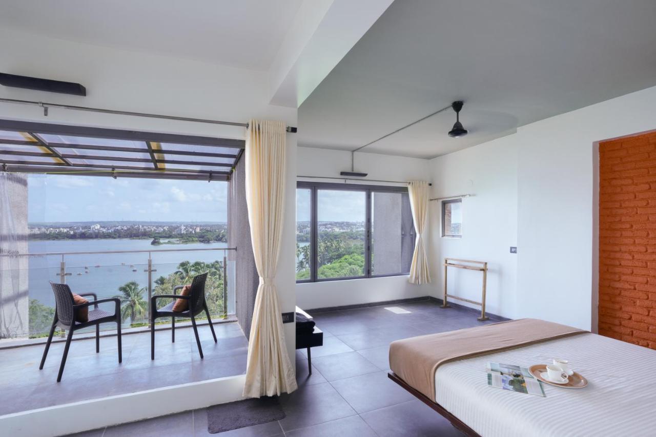 Grey Stone - Lakefront Penthouse Family Rooms Kolhapur Exteriör bild