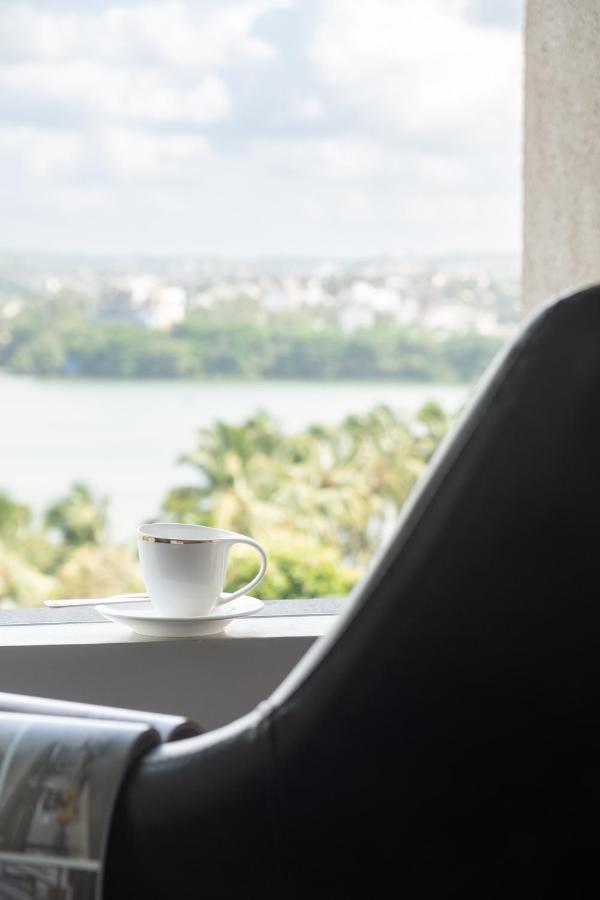 Grey Stone - Lakefront Penthouse Family Rooms Kolhapur Exteriör bild