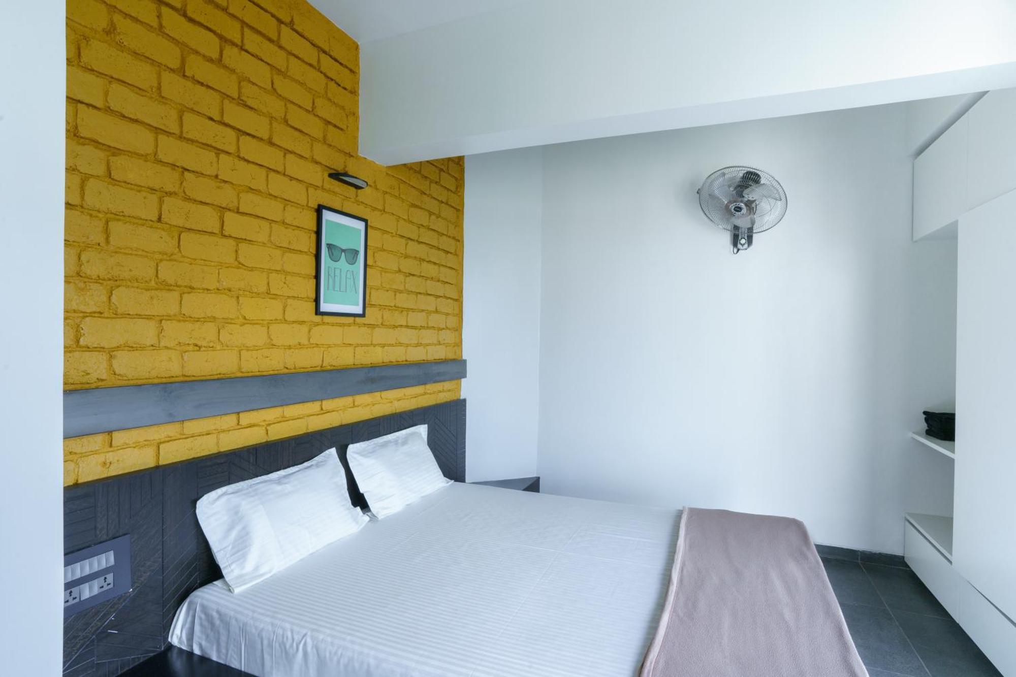Grey Stone - Lakefront Penthouse Family Rooms Kolhapur Exteriör bild