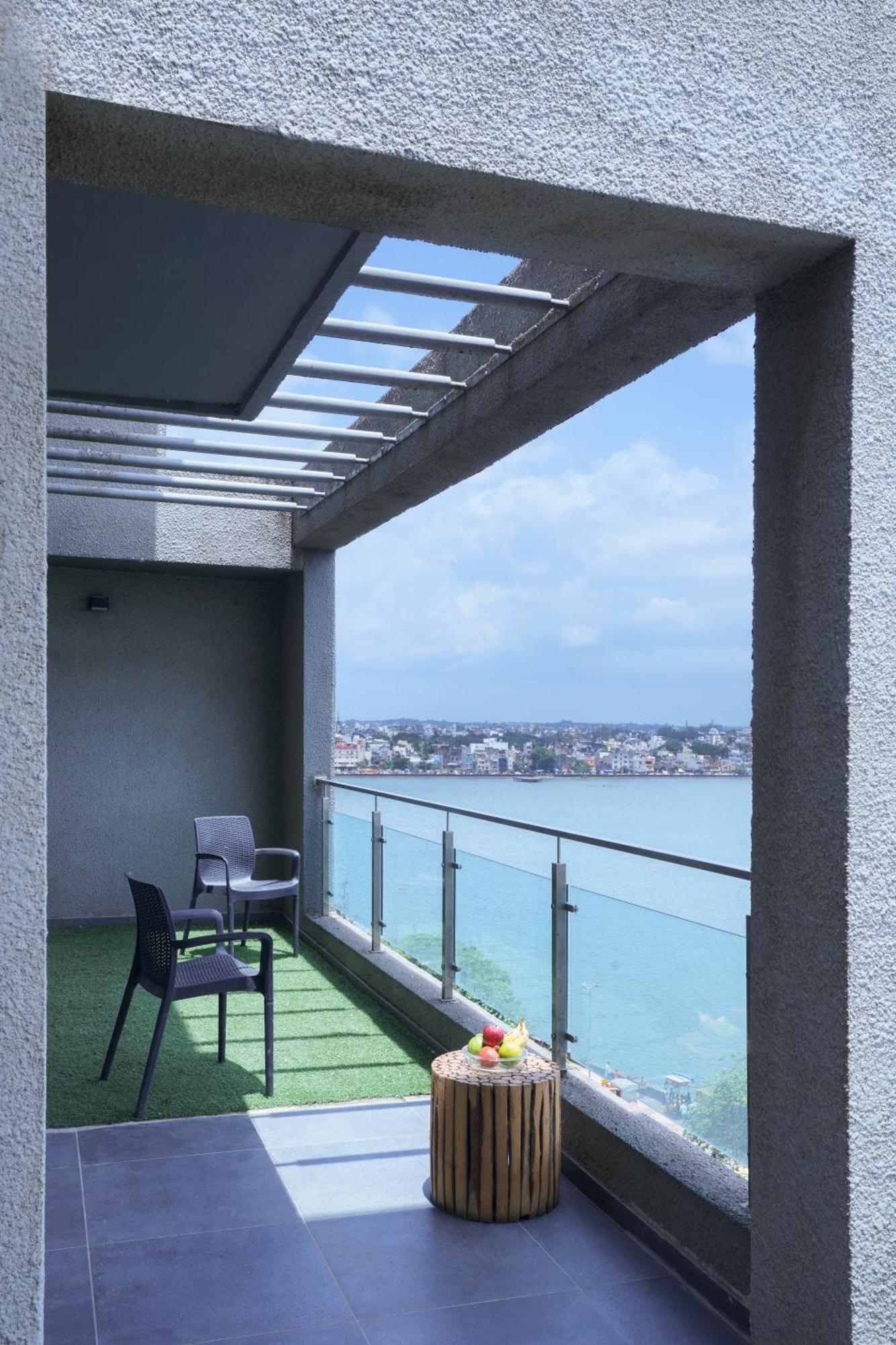 Grey Stone - Lakefront Penthouse Family Rooms Kolhapur Exteriör bild