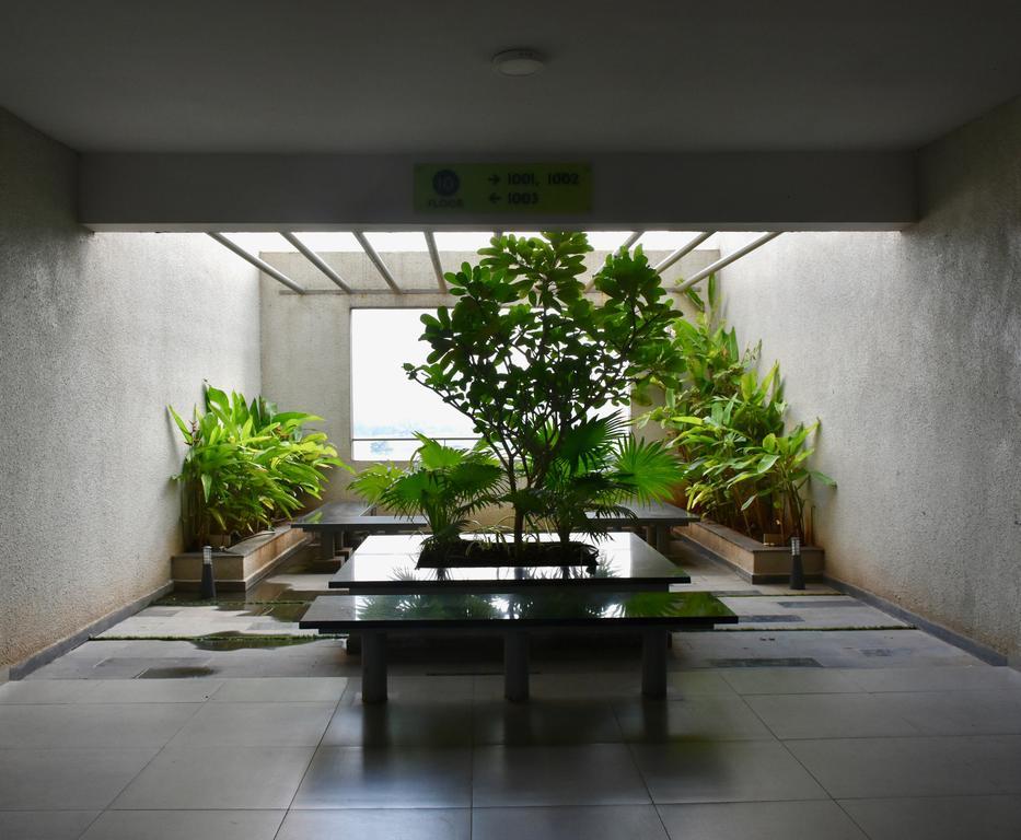 Grey Stone - Lakefront Penthouse Family Rooms Kolhapur Exteriör bild