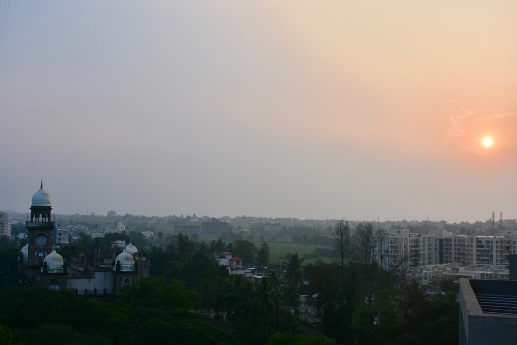 Grey Stone - Lakefront Penthouse Family Rooms Kolhapur Exteriör bild