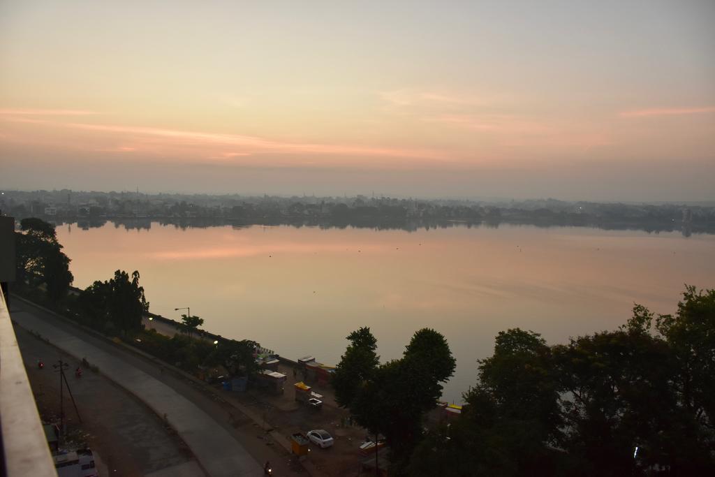 Grey Stone - Lakefront Penthouse Family Rooms Kolhapur Exteriör bild